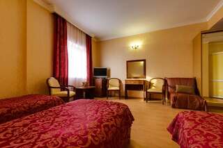 Отель Визит Краснодар Стандарт с тремя отдельными кроватями-4